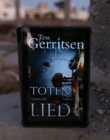 Totenlied, Tess Territsen – Buchrezension
